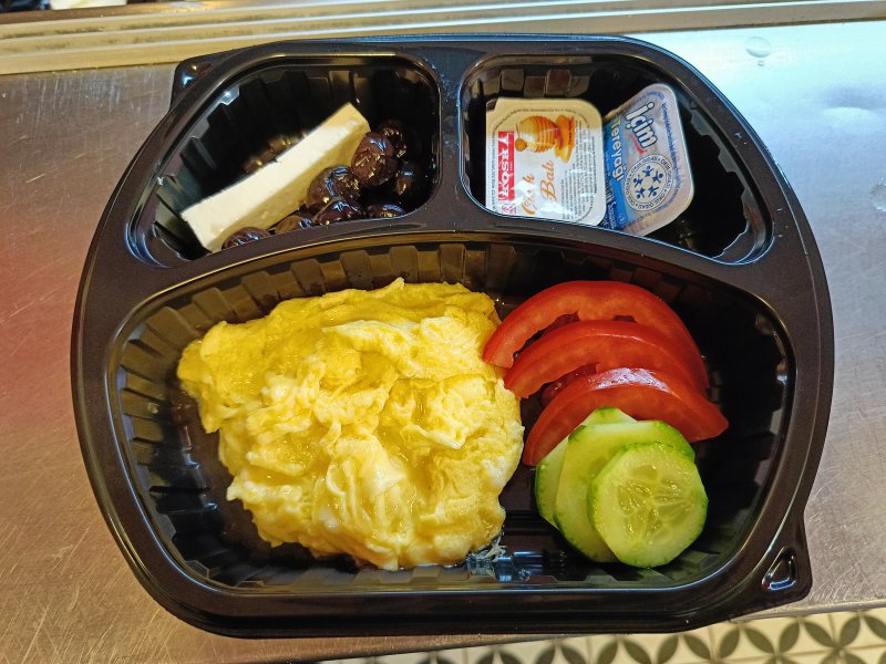 Hızlı Kahvaltı Kaşarlı Omlet