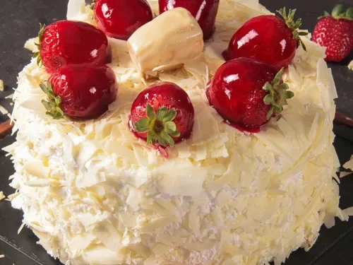 Beyaz Çikolatalı Çilekli & Muzlu Pasta (5 - 6 Kişilik)