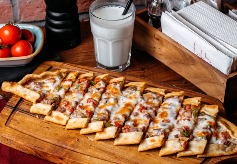 Kıymalı Kaşarlı Pide