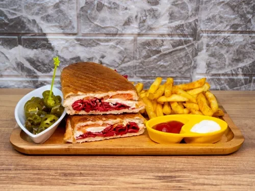 Beyaz Peynirli Sosisli Tost