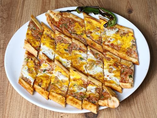 Kıymalı Yumurtalı Pide