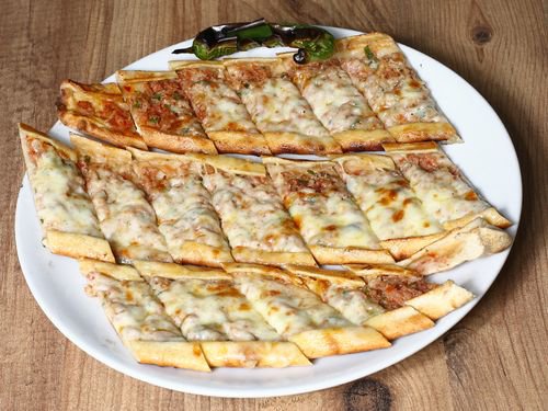 Kıymalı Kaşarlı Pide