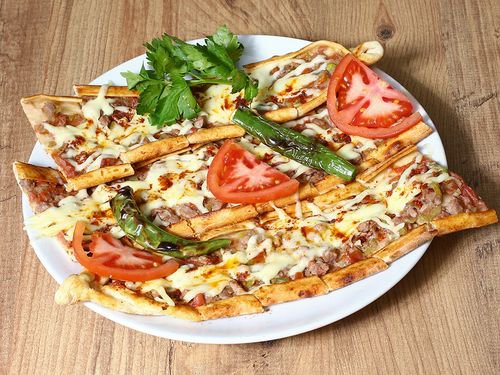 Kuşbaşılı Kaşarlı Pide