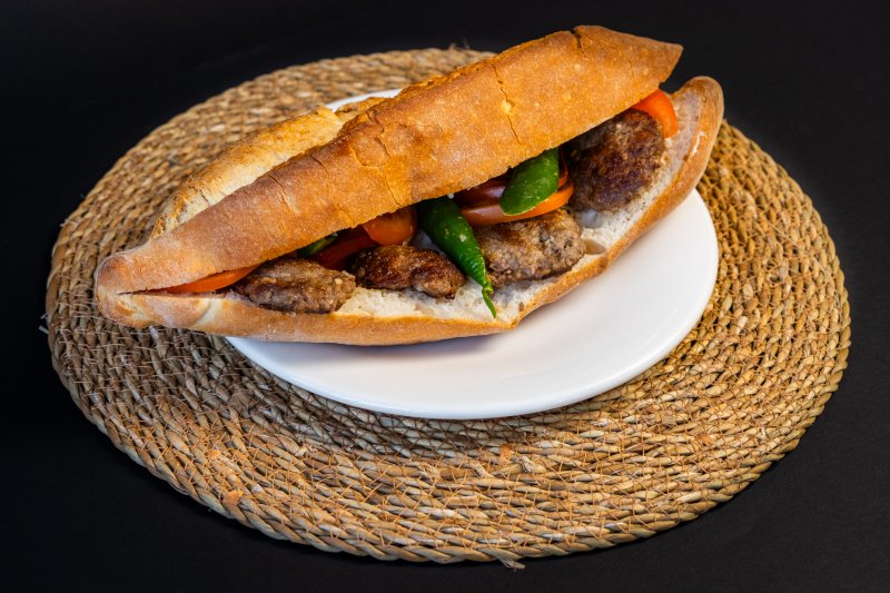 Bütün Ekmek Arası Izgara Köfte