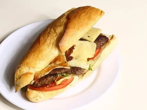 Yarım Ekmek Arası Kaşarlı Izgara Köfte