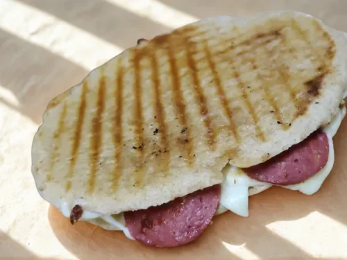 Sucuklu Kaşarlı Bazlama Tost