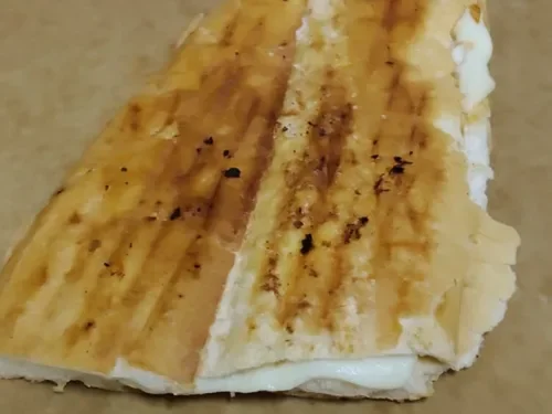 Yarım Ekmek Kaşarlı Tost