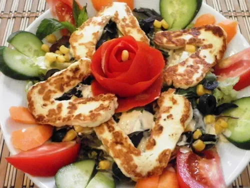 Hellim Peynirli Salata