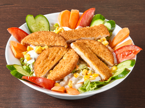 Tavuk Şinitzelli Salata