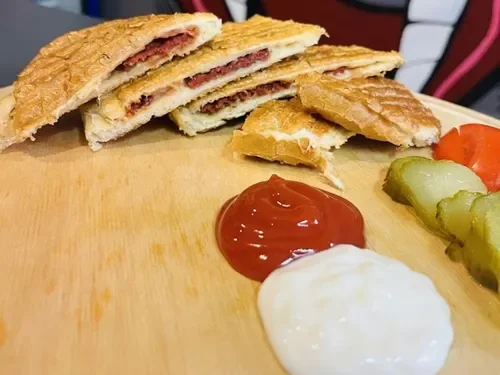 Sucuklu Tost