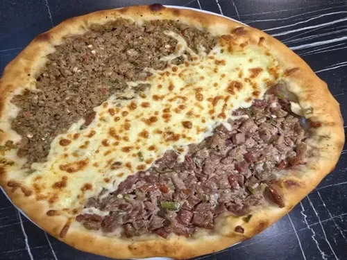 Yuvarlak Kaşarlı Kuşbaşılı & Kıymalı Pide