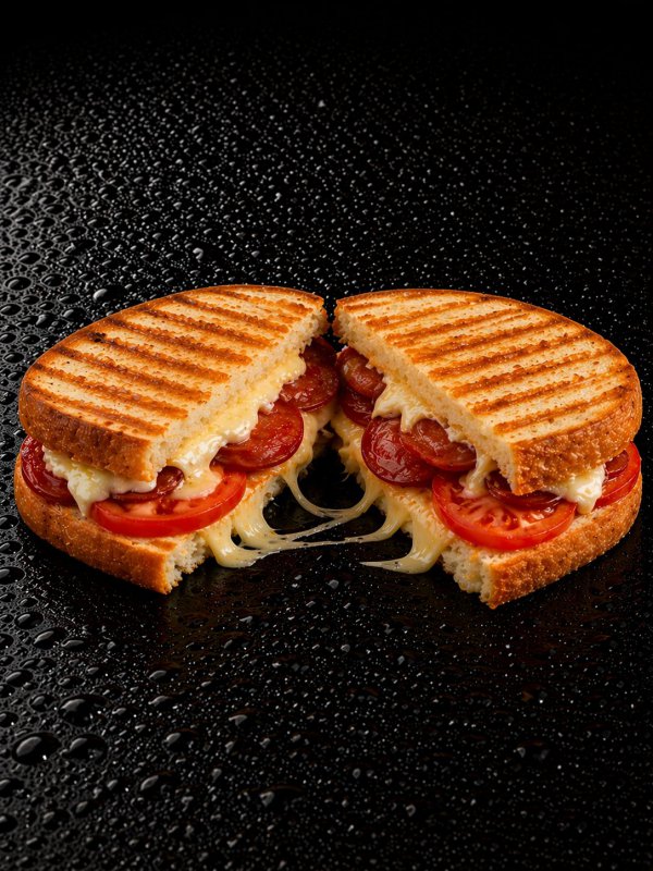 Kaşar peynirli Sucuklu ve Domates'li Tost