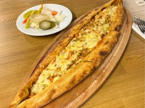 Kuşbaşılı Kaşarlı Pide