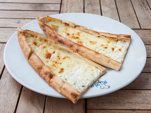 Üç Peynirli Pide