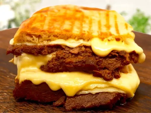 Kavurmalı Kaşarlı Tost