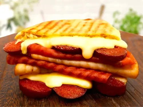 Sucuk & Jambon & Fümeli Tost