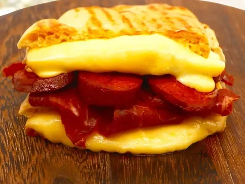 Sucuklu, Pastırmalı Tost (Karnaval)
