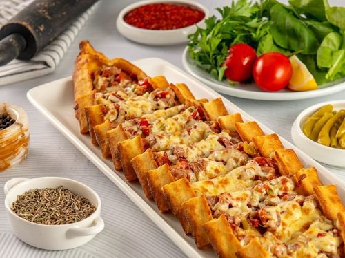 Kuşbaşılı Kaşarlı Pide