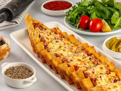 Kıymalı Kaşarlı Pide