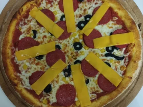 Sucuklu Cheddarlı Pizza (Orta Boy)