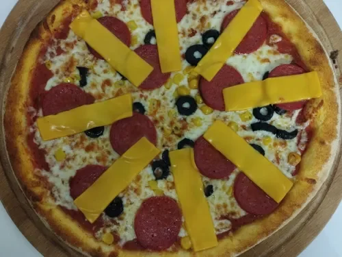 Sucuklu Cheddar Peynirli Pizza (Büyük Boy)