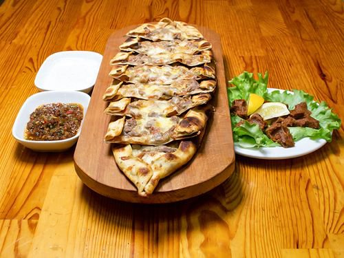 Kuşbaşılı Kaşarlı Pide