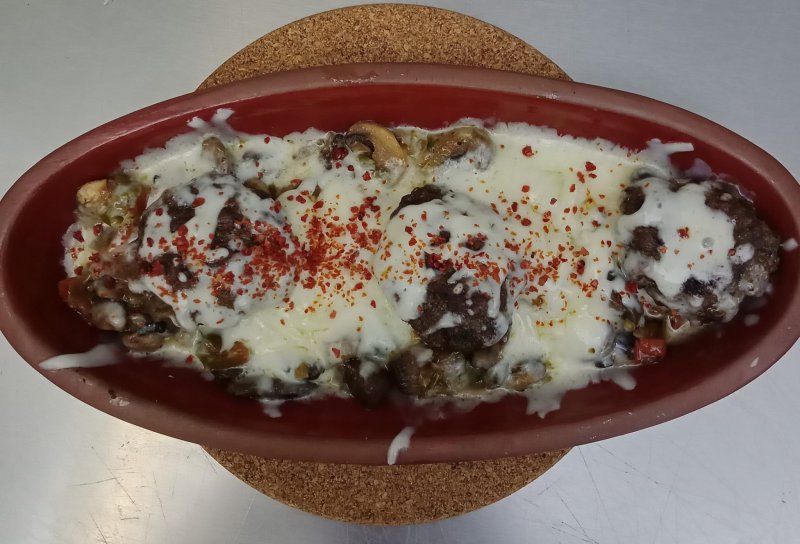 Kiremitte Kaşarlı Köfte