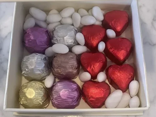 Yaldızlı Kare Kutusunda Sargılı Spesiyal Çikolata (250 g)