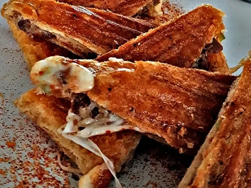 Kavurmalı Kaşarlı Tost