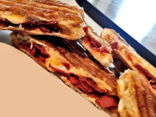 Sosisli Kaşarlı Tost