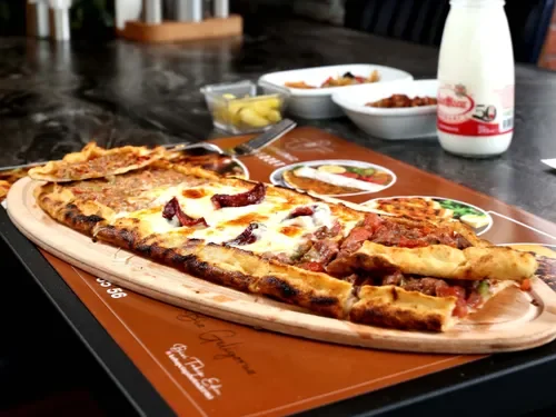 Kavurmalı & Kaşarlı Pide