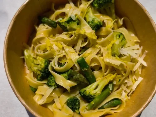 Brokoli Kuşkonmazlı Fettuccine