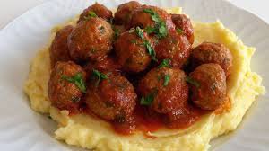 Patates Yatağında Soslu Köfte