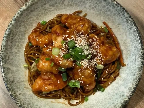 Sebzeli Noodle üstü General Tso