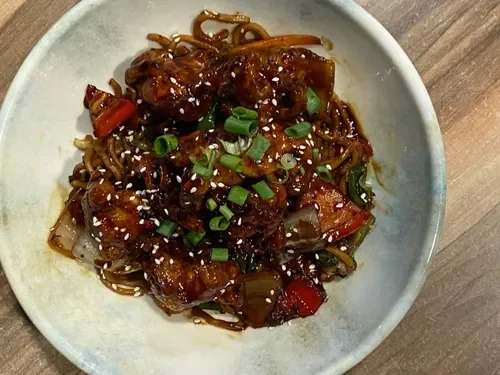 Sebzeli Noodle üstü Teriyaki soslu tavuk