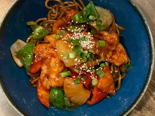 Sebzeli Noodle üstü Tatlı Ekşi Tavuk