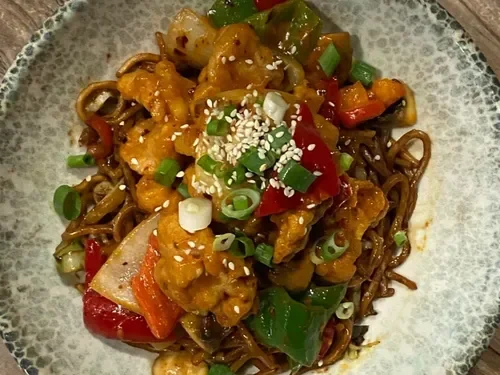 Sebzeli Noodle üstü Acılı Mantarlı Tavuk