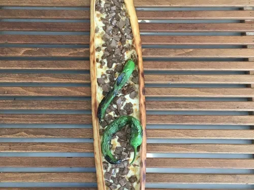 Kavurmalı Kaşarlı Pide