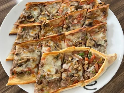 Kuşbaşılı Kaşarlı Mantarlı Pide