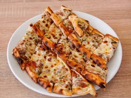Kuşbaşılı Kaşarlı Pide