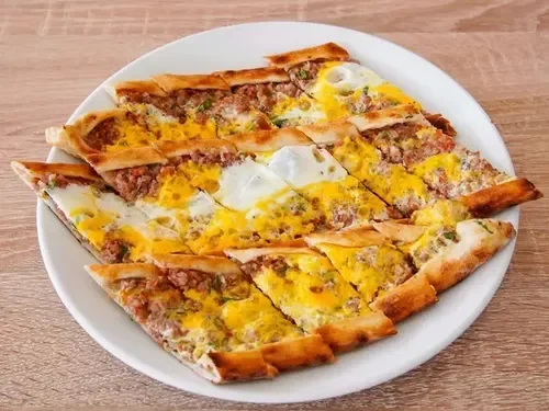 Kıymalı Yumurtalı Pide