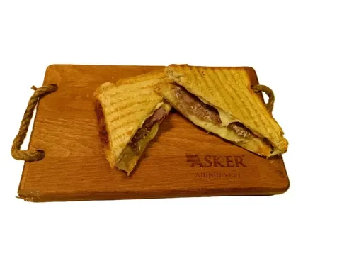 Kare Tost Ekmeğinde Kaşarlı Kavurmalı