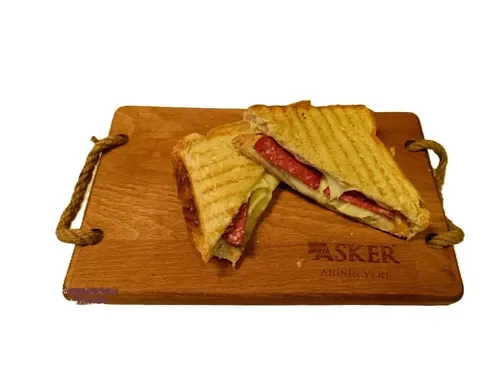 Kare Sucuklu Kaşarlı Tost