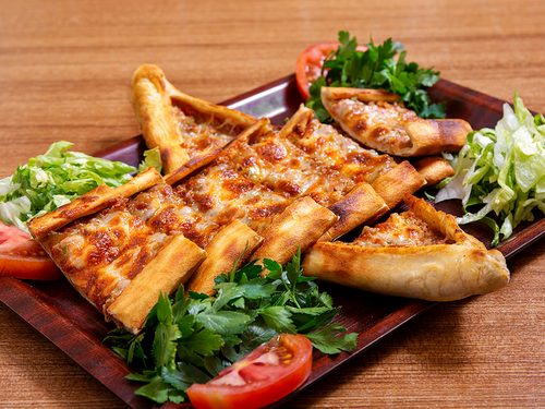 Kıymalı Kaşarlı Pide