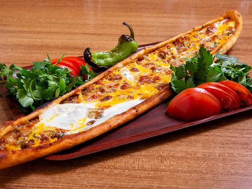 Kuşbaşılı Kaşarlı Pide