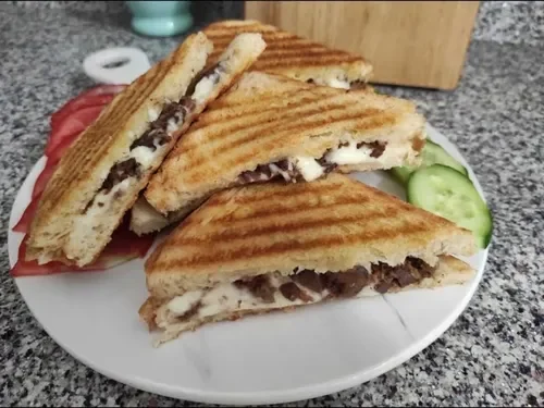 Kavurma Kaşarlı Tost