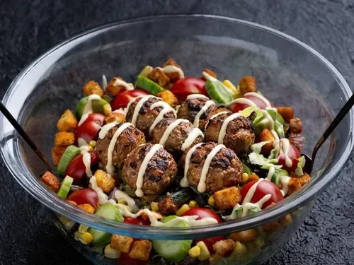 Izgara köfteli salata