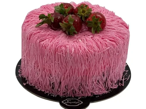 Muz Çilek Saçaklı Pasta (4-6 Kişilik)