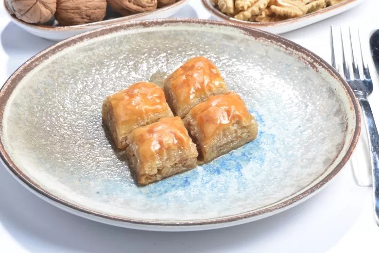 CEVIZLI EV BAKLAVASI DILIM