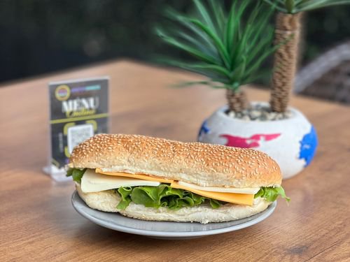 Cheddarlı , Kaşar Peynirli Ve Özel Peynir Soslu Sandviç